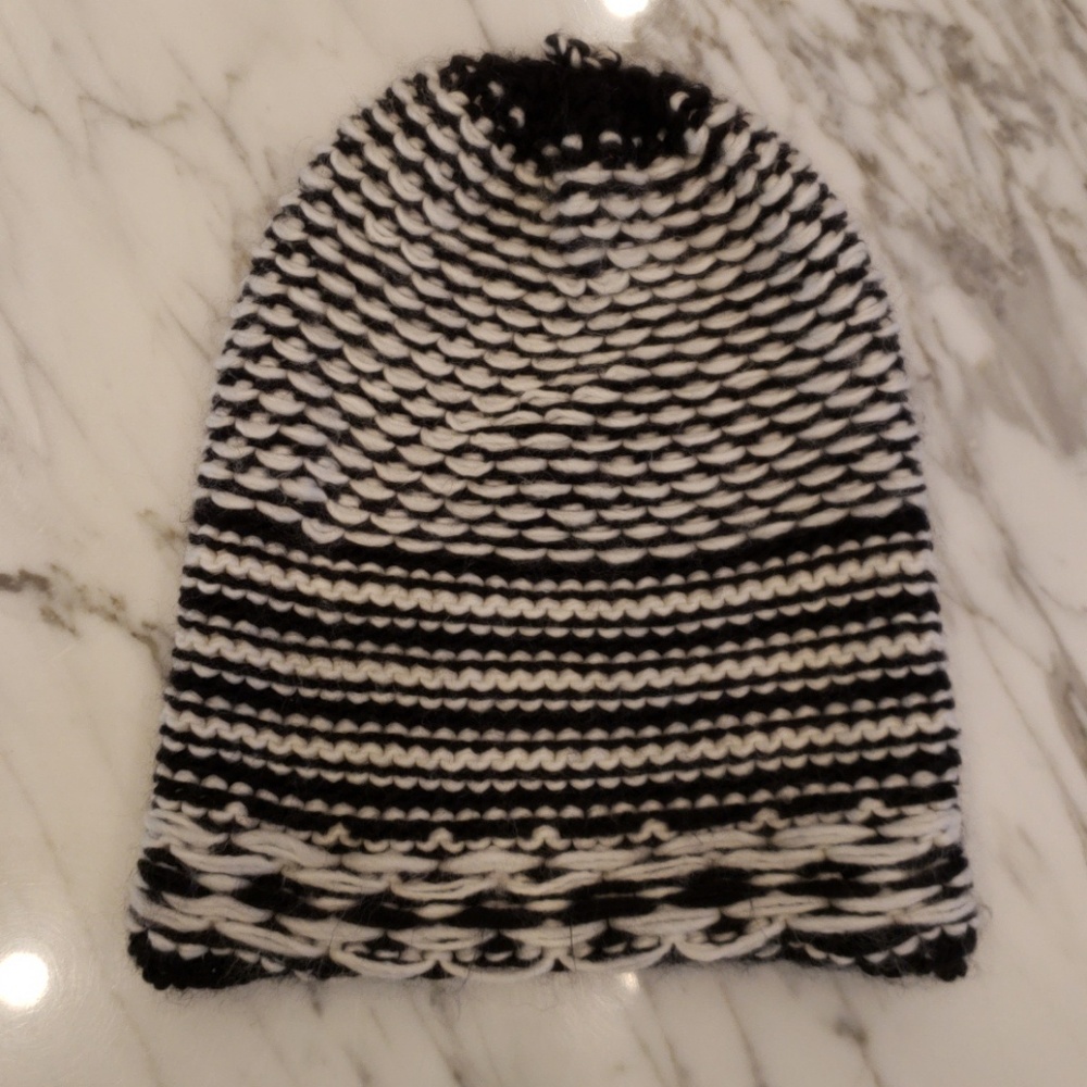 WOMEN'S BLACK AND WHITE ECHO KNIT HAT BEANIE